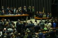 O Presidente da Câmara dos Deputados, Eduardo Cunha (PMDB-RJ), abre inscrições na sessão para discussão do processo de impeachment da Presidente Dilma Rousseff. Os deputados passaram a sexta (15) dando manifestações individuais de acusação, em discursos de 25 minutos.