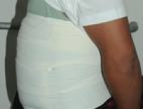 Diversas formas de esconder drogas em flagrantes feitos pela PF neste ano em Cumbica. Na foto, cocaína é levada nas costas e na barriga