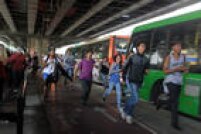 Para se proteger das bombas, os manifestantes correram em direção a pontos de ônibus e para um posto de gasolina que fica na esquina da Avenida São João com a Avenida Angélica.