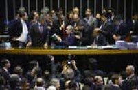 O dia foi de briga e muita confusÃ£o na CÃ¢mara dos Deputados. ApÃ³s a abertura da votaÃ§Ã£o secreta da escolha dos integrantes da ComissÃ£o Especial que serÃ¡ formada para decidir pela continuidade ou arquivamento do processo de impeachment da presidente Dilma Rousseff, houve tumulto geral, com gritaria, pedidos de adiamento da votaÃ§Ã£o e atÃ© quebra das urnas. <a  data-cke-saved-href='http://politica.estadao.com.br/noticias/geral,deputados-brigam-na-abertura-de-sessao-para-definir-comissao-especial-do-impeachment,10000004242' href='http://politica.estadao.com.br/noticias/geral,deputados-brigam-na-abertura-de-sessao-para-definir-comissao-especial-do-impeachment,10000004242' target='_blank'>Leia Mais</a>