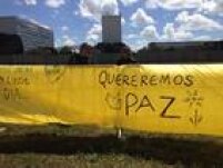 Faixas colocada em local de reunião dos apoioadores do impeachment pede paz, para que não haja violência entre os grupos contrários que se encontrarão em frente ao congresso, para aguardar a votação do impeachment, marcada para as 14h deste domingo. <a href='http://politica.estadao.com.br/noticias/geral,presidiarios-erguem-muro-do-impeachment-em-brasilia,1854081' target='_blank'>Leia mais</a>