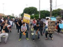 Na Avenida Tiradentes, alguns estudantes utilizaram faixas para protestar contra o governador Geraldo Alckmin.