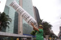 Cartazes pedem o fim da corrupção e a saída de Dilma Rousseff da presidência
