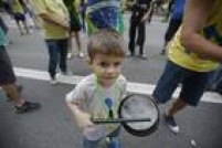 Crianças participam de manifestação na Avenida Paulista