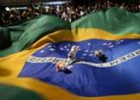 Bonecos de Dilma e Lula foram jogados em cima da bandeira do Brasil
