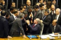Na terÃ§a-feira, 8 de dezembro, o palco foi o plenÃ¡rio da CÃ¢mara, quando deputados governistas e da oposiÃ§Ã£o discutiram sobre a votaÃ§Ã£o que definiu a ComissÃ£o Especial para analisar o processo de impeachment contra a presidente Dilma Roussef. <a  data-cke-saved-href='http://politica.estadao.com.br/noticias/geral,deputados-brigam-na-abertura-de-sessao-para-definir-comissao-especial-do-impeachment,10000004242' href='http://politica.estadao.com.br/noticias/geral,deputados-brigam-na-abertura-de-sessao-para-definir-comissao-especial-do-impeachment,10000004242' target='_blank'>Veja como foi</a>