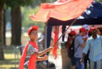 Garoto balança bandeira vermelha, a favor de Dilma Rousseff, no centro de São Paulo