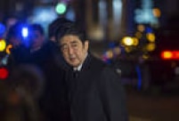 Primeiro-ministro do Japão, Shinzo Abe, visita casa de shows onde morreram 90 pessoas no dia 13 de novembro