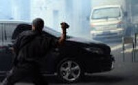 Fotógrafo capta o exato momento em que um policial atira uma bomba de efeito moral contra os estudantes que protestavam contra a reorganização da rede estadual de ensino em São Paulo.