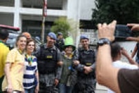 Manifestantes tiram foto com agentes da Polícia Militar em São Paulo
