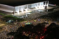 Milhares de manifestantes fizeram ato pedindo a saída de Dilma Rousseff em frente ao Palácio do Planalto
