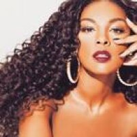 A atriz Cris Vianna, da TV Globo, sofreu comentários racistas em sua página no Facebook. Na rede social, a atriz declarou que as ofensas foram imediatamente registradas e encaminhadas à Justiça