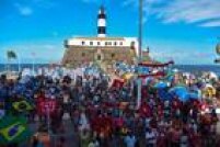 A movimentação de manifestantes contra o impeachment da presidente Dilma Rousseff é grande no Farol da Barra, na capital baiana. Integrantes do MST estão acampados no local