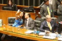 Mulher faz selfie com o relator do processo de Impeachment, Jovair Arantes (PTB GO) durante os discursos contra e a favor do Impeachment no plenario da Camara, ao lado do presidente Eduardo Cunha.