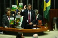 O advogado-geral da União, José Eduardo Cardozo, faz a defesa de Dilma em plenário. Ele voltou a acusar Cunha de agir com "vingança", afirmando que o processo não tem legitimidade.