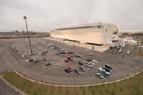 Vista do alto mostra que o entorno é um imenso estacionamento a céu aberto, sem nenhum acabamento