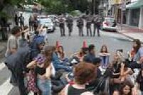 Alguns estudantes protestaram também na esquina das ruas Cardeal Arco Verde com Deputado Lacerda Franco, onde fica o 14º Distrito Policial.