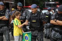 Criança cumprimenta policial militar na Avenida Paulista