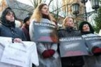 Terceira e última república Báltica, a Letônia está entre os dez países mais violentos para mulheres. Em 2012, 3,1 mulheres foram assassinadas para cada grupo de 100 mil habitantes.