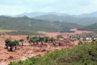 Duas barragens se romperam em Mariana (MG). O distrito de Bento Rodrigues foi invadido pela lama