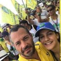 Ao lado da esposa Kyra Gracie, Malvino Salvador publicou uma selfie durante os protestos no Rio de Janeiro.