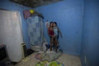Marcele de Oliveira França, mãe solteira de 21 anos, faz bicos como diarista para pagar o aluguel mensal de R$ 300