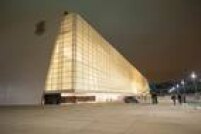 Lado de fora do prédio oeste não conta com o piso que simularia as listras da camisa 2 do Corinthians