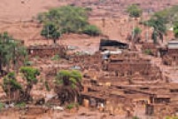 Duas barragens se romperam em Mariana (MG). O distrito de Bento Rodrigues foi invadido pela lama