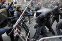 Polícia chegou a usar gás lacrimogênio contra os manifestantes