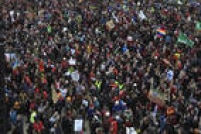 Membros de grupos de direitos humanos protestam em Paris, na França, contra acordo da COP-21