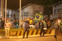 Manifestantes se aglomeram em frente ao prédio de Lula para protestar contra a sua ida para o governo