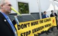 Na sexta, 11, manifestantes empunhavam faixa em protesto contra a energia nuclear