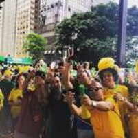 O cantor Lobão marcou presença na avenida Paulista e tirou fotos com outros manifestantes
