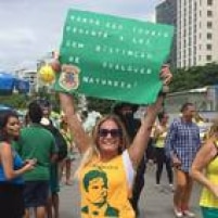 Vestindo uma camiseta com a foto do juiz Sergio Moro estampada, a  atriz Susana Vieira levou um cartaz em defesa do trabalho da Polícia Federal na manifestação que ocorre em Copacabana, no Rio