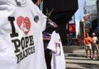 Camisetas sobre a visita do papa nos EUA são vendidas na Times Square, em Nova York