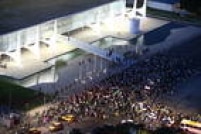 Manifestantes se reunem em frente ao Palácio do Planalto, a sede do governo federal, para protestar contra a nomeação de Lula como ministro-chefe da Casa Civil