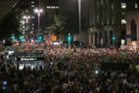 Parte da avenida Paulista em que fica o Masp está tomada por manifestantes contrários a entrada de Lula no Ministério da Casa Civil