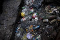 Lixo se acumula em uma área aberta da Favela da Rocinha