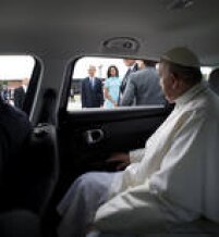 Após ser recebido por Barack Obama e pela primeira-dama Michelle Obama, papa observa movimentação em razão de sua chegada