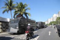 Polícia Militar reforça o esquema de segurança em Copacabana antes de o protesto a favor da permanência de Dilma começar