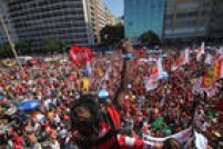 Manifestantes contra o impeachment da presidente Dilma Rousseff tomam a praia de Copacabana, no Rio, no início da tarde deste domingo, 17