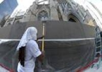 Trabalhador prepara a Catedral de St. Patrcik, em Nova York