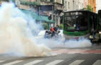 A quinta-feira foi mais um dia de protestos de estudantes contra a reorganização da rede estadual de ensino em São Paulo, promovida pelo gestão do governador Geraldo Alckmin. (<a href='http://educacao.estadao.com.br/blogs/paulo-saldana/mp-e-defensoria-entram-na-justica-contra-reorganizacao-de-alckmin/' target='_blank'>Leia Mais</a>)