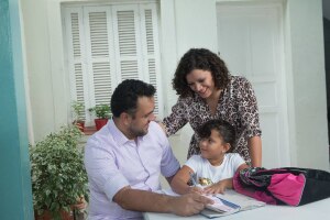 Adiantada: Letícia Klaes, de 5 anos, com os pais: decisão após consultar especialistas
