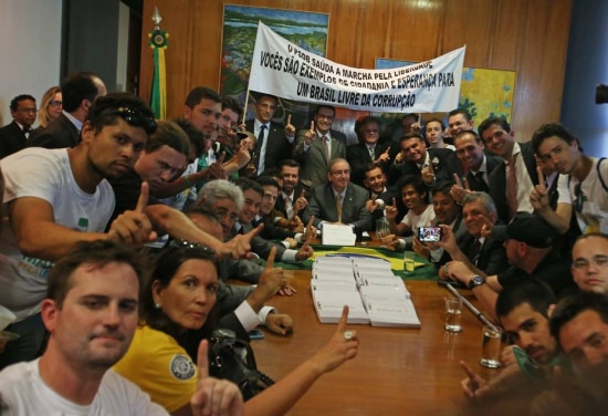 Integrantes do MBL são recebidos por Eduardo Cunha e deputados da oposição após marcha