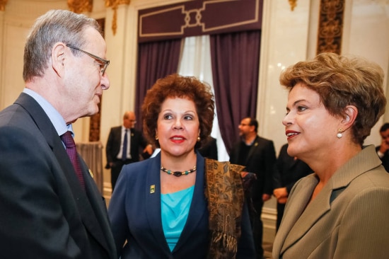 Dilma conversa com Paulo Tigre, vice-presidente da CNI,&nbsp;e a embaixadora Ana Lucy durante encontro nos EUA