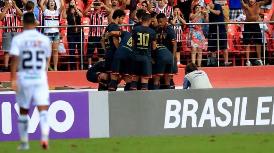 Jogadores do São Paulo fazem enorme festa com o gol de Luis Fabiano no Morumbi