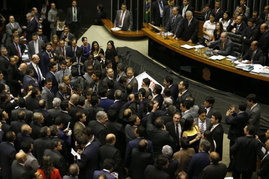 Deputados durante a votação da Medida Provisória 664