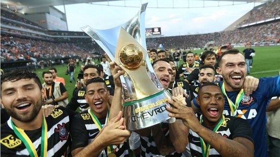 O jogo que marcou a entrega da taça do Campeonato Brasileiro ao Corinthians não poderia ser melhor para a torcida alvinegra. Com uma equipe praticamente reserva, os comandados de Tite golearam o São Paulo de maneira impiedosa, por 6 a 1, em duelo na Arena 