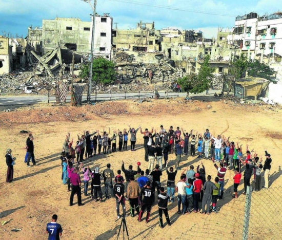 Dança de roda nas ruínas de Gaza